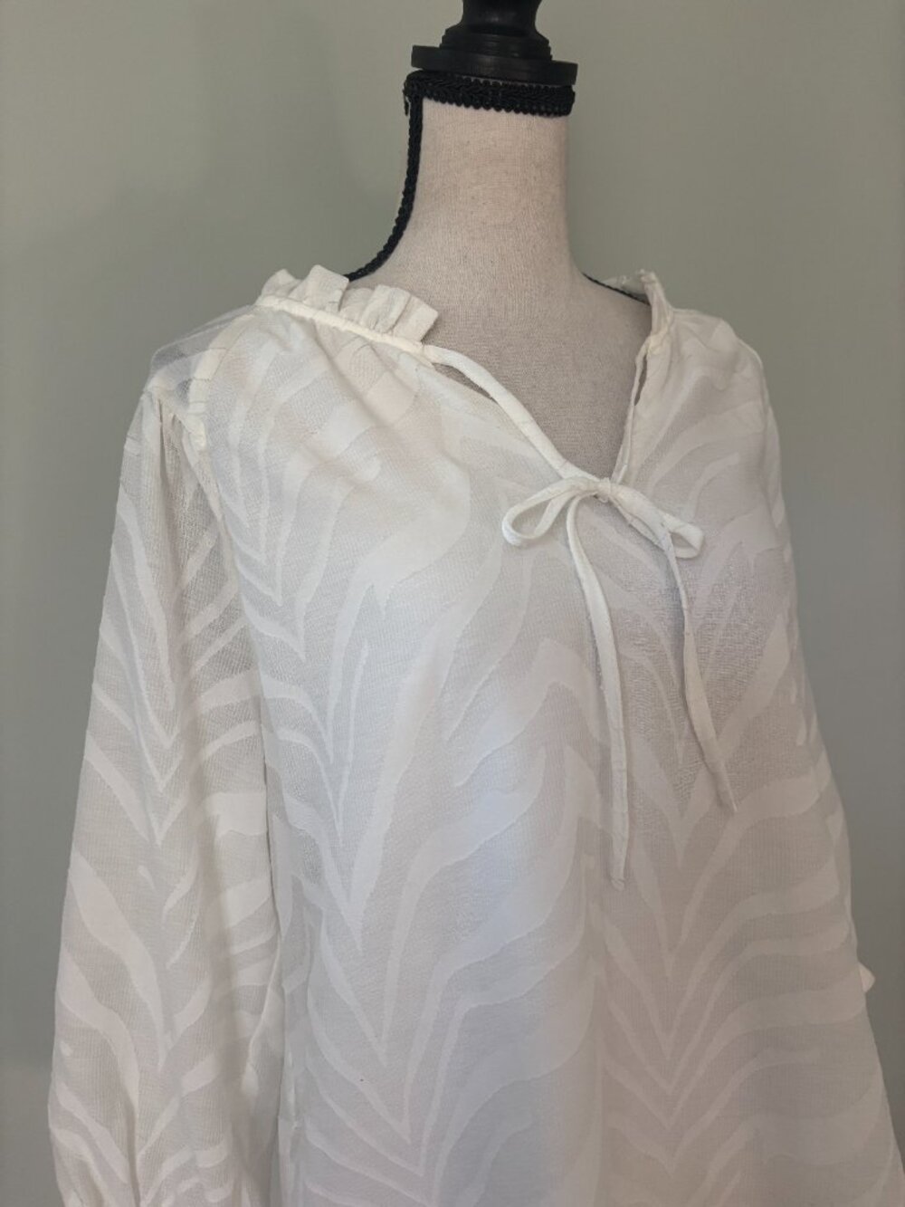 Vince Camuto Ivory Zebra-Jacquard Tie-Neck Blouse — Size XS NWT - Picture 2 of 5